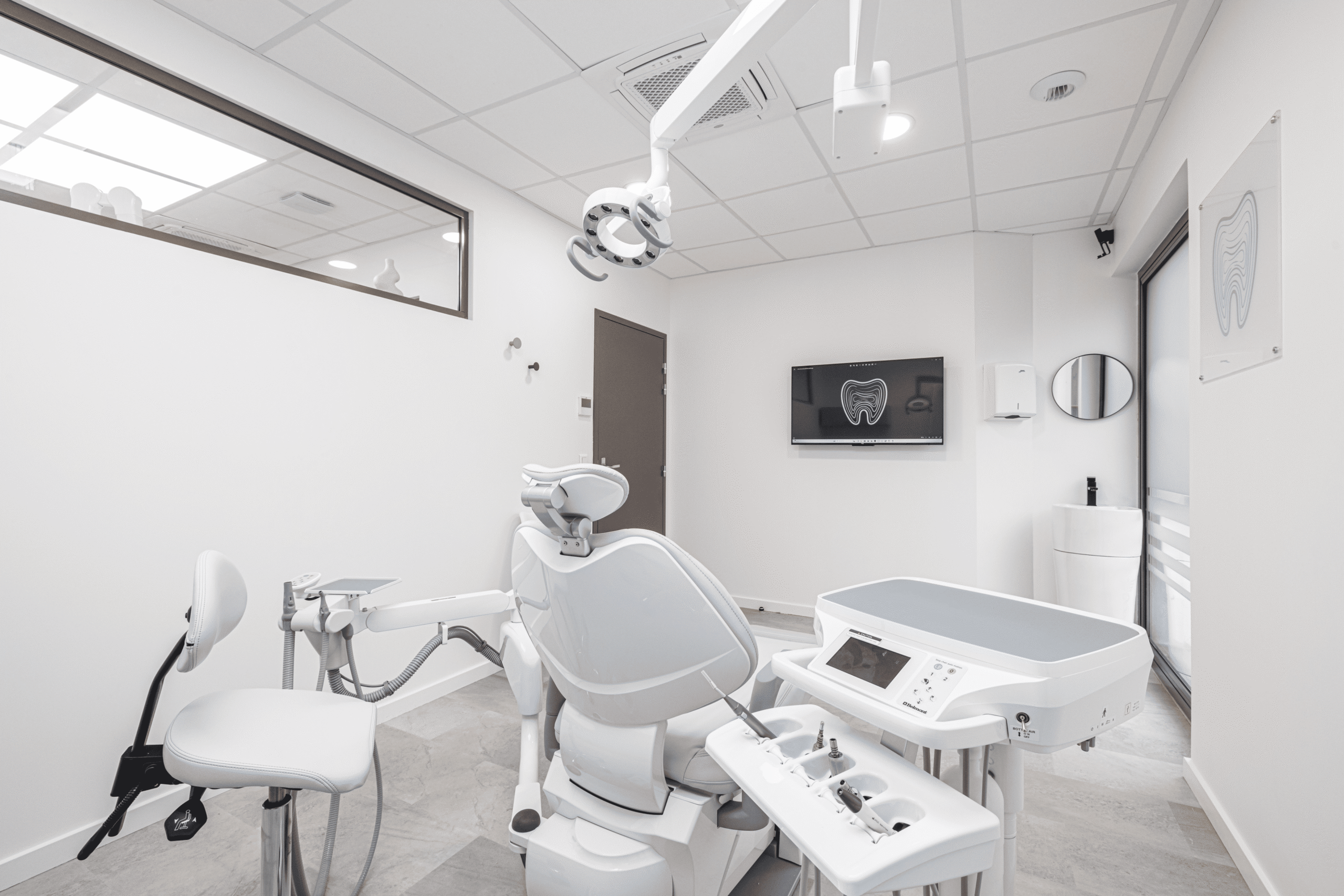 Couronne en céramique reconstituant une dent abîmée — dentiste Le Beausset
