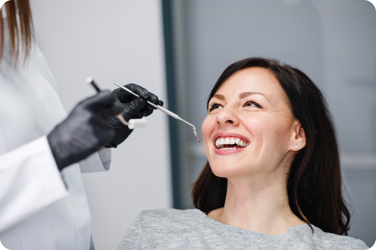 Sourire éclatant après un soin esthétique — dentiste Le Beausset, près de Toulon