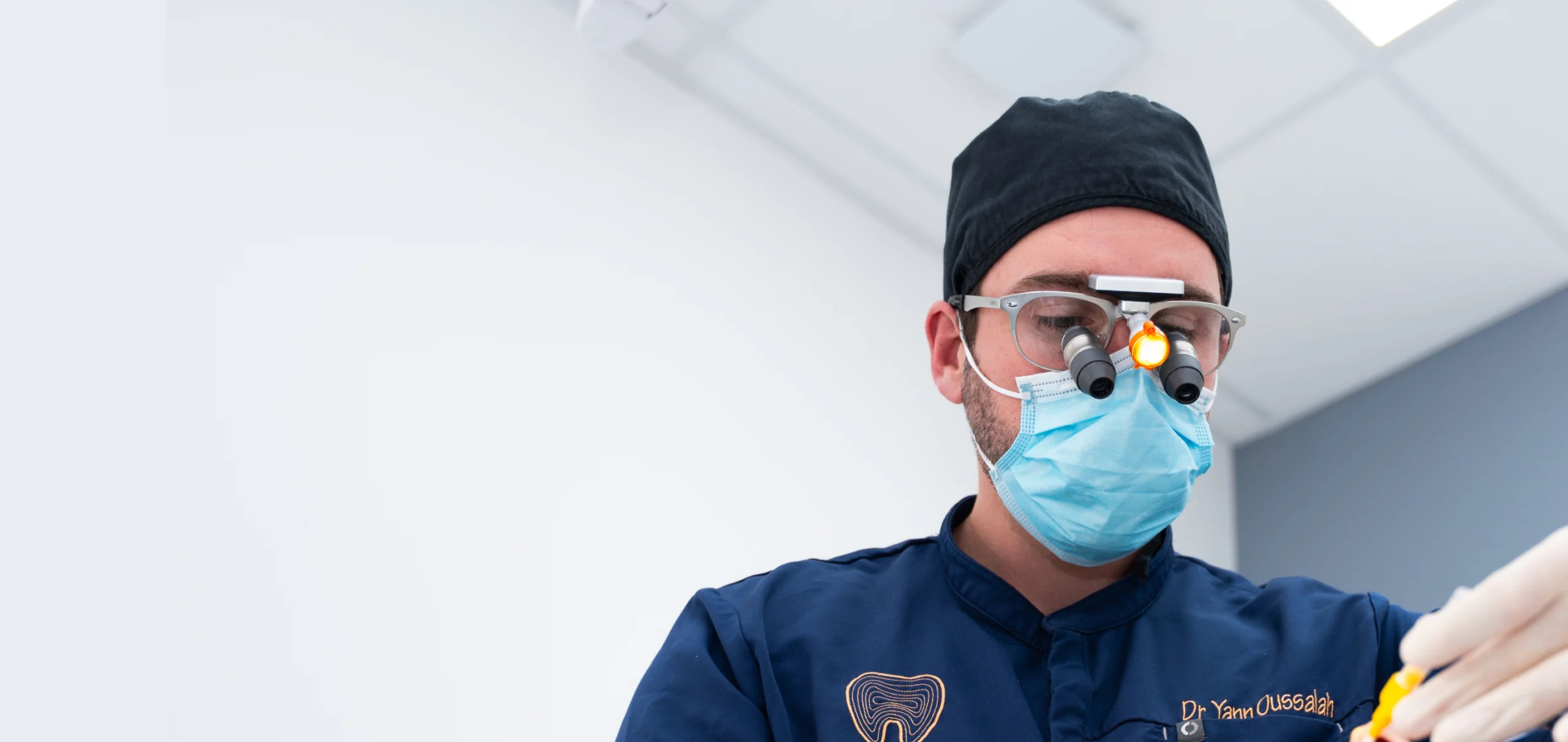 Assainissement parodontal contre l’infection des gencives — dentiste Le Beausset, près de Toulon